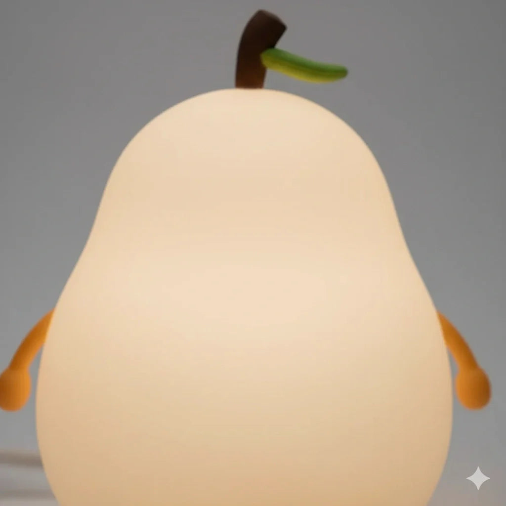 Gros plan sur la veilleuse LED poire, mettant en valeur sa finition lisse, ses matériaux de qualité supérieure et son design adorable.